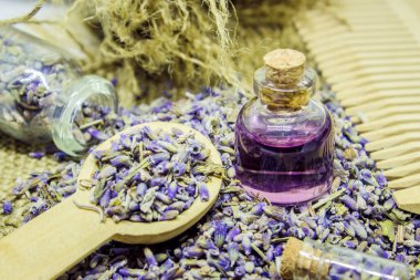 Lavanta esansiyel yağı küçük bir şişe içinde.