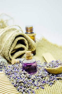Lavanta esansiyel yağı küçük bir şişe içinde.