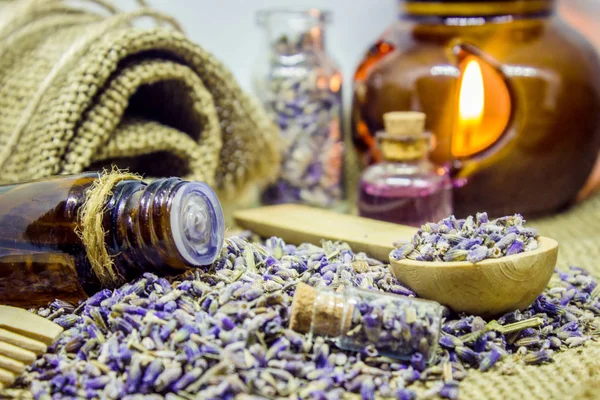 Aceite esencial de lavanda en una botella pequeña . —  Fotos de Stock