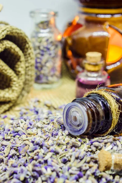 Aceite esencial de lavanda en una botella pequeña . — Foto de Stock