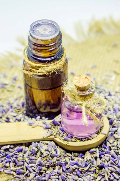 Ätherisches Lavendelöl in einer kleinen Flasche. — Stockfoto