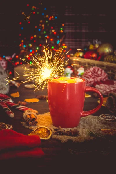 Weihnachtskakao mit Marshmallows und Wunderkerzen. — Stockfoto