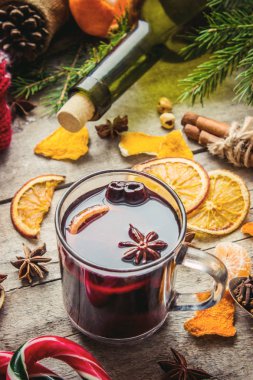 Bir kupa sıcak mulled şarap. 