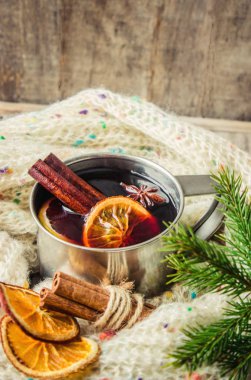 Bir kupa sıcak mulled şarap. 