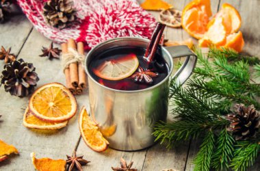 Bir kupa sıcak mulled şarap. 