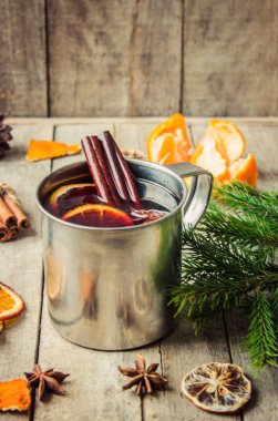 Bir kupa sıcak mulled şarap. 