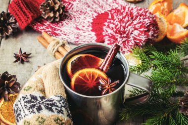 Bir kupa sıcak mulled şarap. 