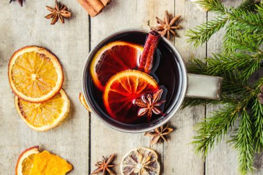 Bir kupa sıcak mulled şarap. 