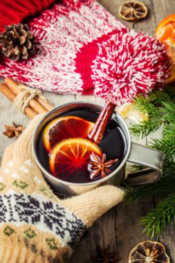 Bir kupa sıcak mulled şarap. 