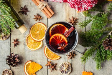 Bir kupa sıcak mulled şarap. 