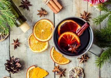 Bir kupa sıcak mulled şarap. 