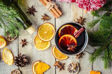 Bir kupa sıcak mulled şarap. 