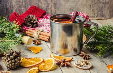 Bir kupa sıcak mulled şarap. 