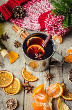 Bir kupa sıcak mulled şarap. 