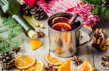 Bir kupa sıcak mulled şarap. 