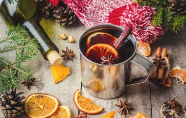 Bir kupa sıcak mulled şarap. 