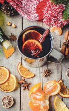 Bir kupa sıcak mulled şarap. 
