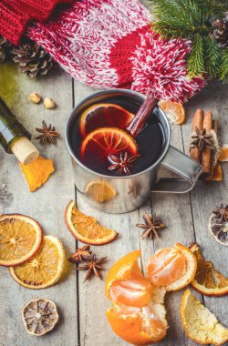 Bir kupa sıcak mulled şarap. 