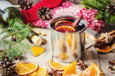Bir kupa sıcak mulled şarap. 