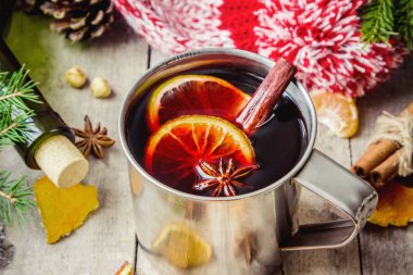 Bir kupa sıcak mulled şarap. 