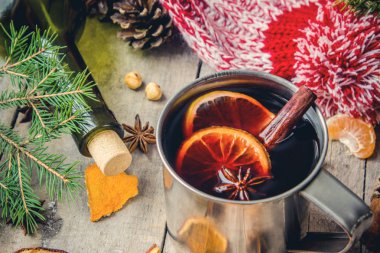 Bir kupa sıcak mulled şarap. 