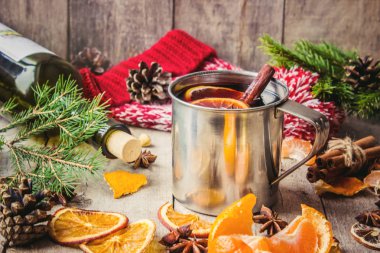 Bir kupa sıcak mulled şarap. 