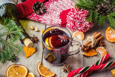 Bir kupa sıcak mulled şarap. 