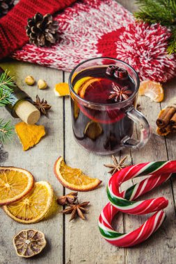 Bir kupa sıcak mulled şarap. 