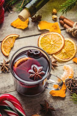 Bir kupa sıcak mulled şarap. 