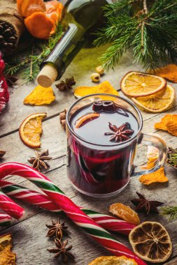 Bir kupa sıcak mulled şarap. 