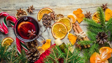 Bir kupa sıcak mulled şarap. 