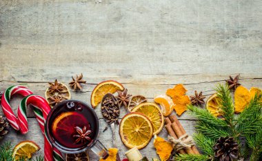 Bir kupa sıcak mulled şarap. 