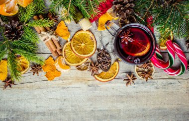 Bir kupa sıcak mulled şarap. 