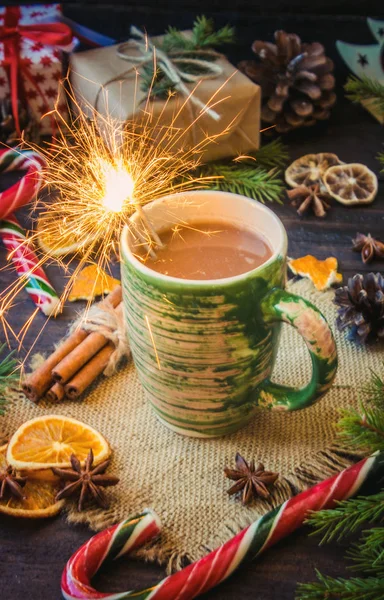 Weihnachtlicher Hintergrund mit Neujahrsdekoration und Leckereien. — Stockfoto