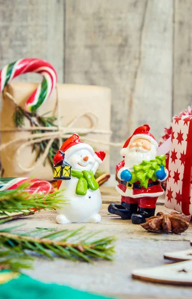Рождественский фон с новогодними украшениями и подарками . — стоковое фото