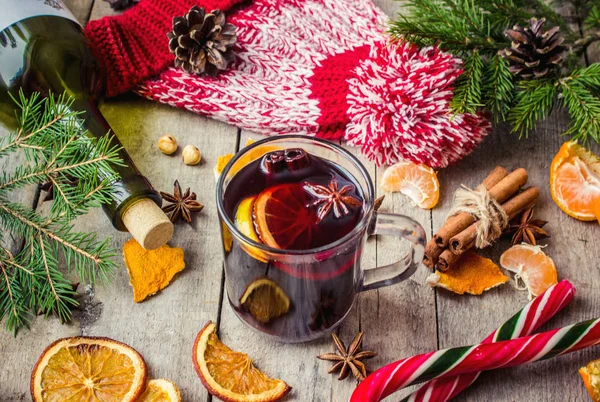 Bir kupa sıcak mulled şarap. 