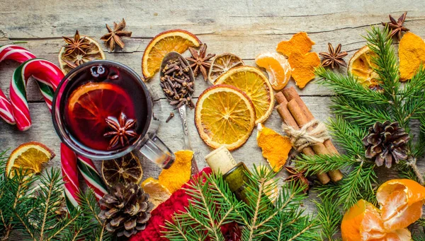 Bir kupa sıcak mulled şarap. 