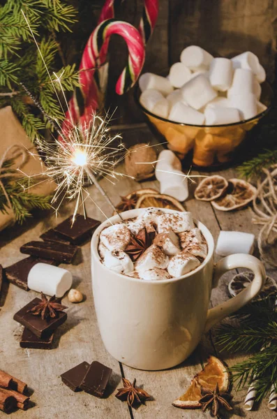 Heißer Kakao mit Marshmallows. Weihnachtlicher Hintergrund. — Stockfoto