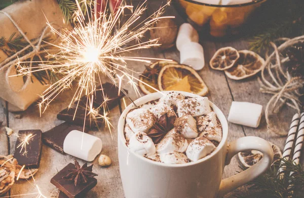 Heißer Kakao mit Marshmallows. Weihnachtlicher Hintergrund. — Stockfoto