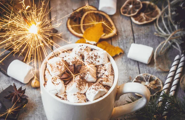 Heißer Kakao mit Marshmallows. Weihnachtlicher Hintergrund. — Stockfoto