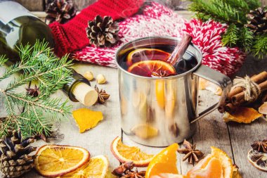 Bir kupa sıcak mulled şarap. 