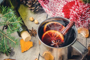 Bir kupa sıcak mulled şarap. 