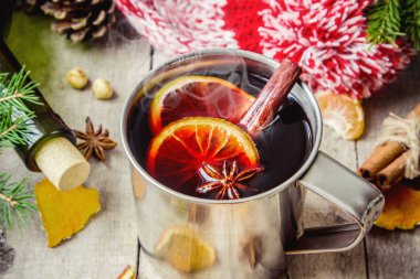 Bir kupa sıcak mulled şarap. 