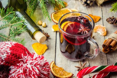 Bir kupa sıcak mulled şarap. 