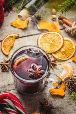Bir kupa sıcak mulled şarap. 