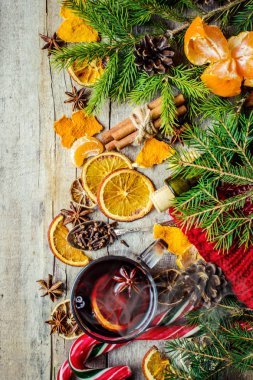 Bir kupa sıcak mulled şarap. 