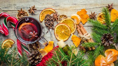 Bir kupa sıcak mulled şarap. 