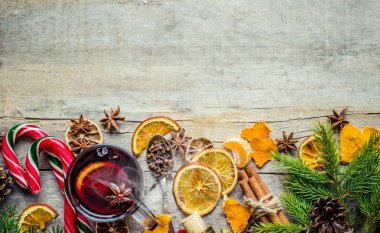 Bir kupa sıcak mulled şarap. 