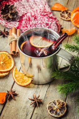 Bir kupa sıcak mulled şarap. 