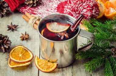 Bir kupa sıcak mulled şarap. 